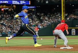 Mitch Garver's Homer Keeps Mariners Tied in AL West Race