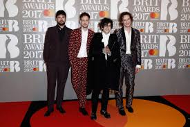 Resultado de imagem para looks brits awards 2017