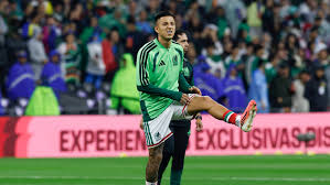 El Piojo Alvarado, líder de asistencias mexicano que sedujo al fútbol inglés