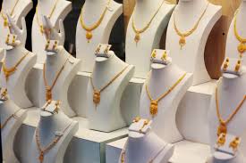 Gold pares gains after brief run above $4,000/oz on Trump's China tariff warning