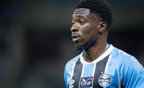 Amuzu é visto como reserva no Grêmio e direção quer atacante para jogar com Carlos Vinícius e Tetê
