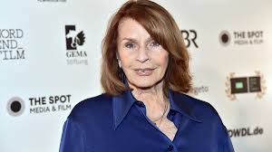 „Verdammt noch mal“: Senta Berger flucht über ihren Sturz in der Laeiszhalle