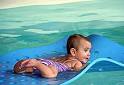 Bebe nage piscine