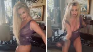Britney Spears mostra demais ao dançar com body de renda cavado; veja