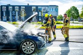 Auto in brand tijdens rijden op Eisenhowerlaan in Alphen aan den Rijn