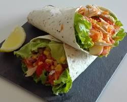Imagem de Wrap integral com frango grelhado, salada verde e molho de iogurte