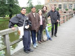 Auf der Brücke zum Schloss Raesfeld mit Cristino, Maria, Lourdes ... - Auf-der-Br%C3%BCcke-zum-Schloss-Raesfeld-mit-Cristino-Maria-Lourdes-Witthaus-Hannah-Bauer-und-Karl-Heinz-Labeda