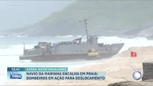 Navio da Marinha Brasileira encalha em praia no Rio de Janeiro durante manobra de emergência