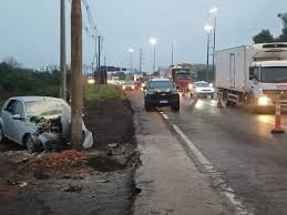 Motorista morre após carro sair da pista e atingir poste na BR 290, em Porto Alegre