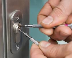 Bildmotiv: locksmith opening a door