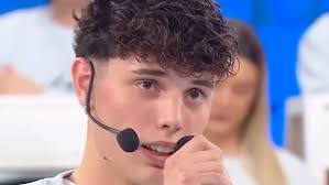 Amici, nel settimo serale doppia eliminazione: Riccardo si commuove. Show di Sarah Toscano e Gaia