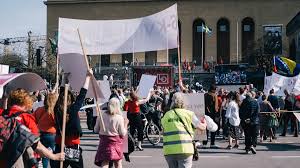 Första maj-tåg påverkar trafiken i centrum