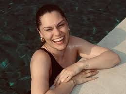 Jessie J anuncia fim de noivado com pai de seu filho