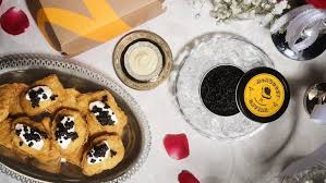 Nuggets com caviar: combinação que virou febre nas redes sociais será distribuída pelo McDonald's de graça nos EUA