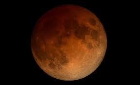 Lua em eclipse total, apresentando uma coloração avermelhada e tons escuros, com detalhes de sua superfície visíveis.
