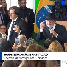 Lula mostra dedo do meio durante discurso no Palácio do Planalto: ‘Aqui para eles’