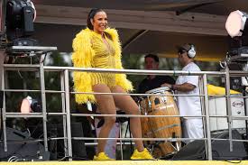 Ivete atrai multidão ao Ibirapuera e interrompe show por segurança