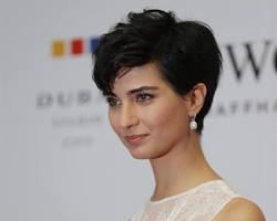 Tuba Büyüküstün, Türk kadın oyuncu