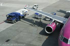 Lotniska w opałach, ceny biletów w górę. Braki paliwa? "To raczej kwestia tygodni niż miesięcy"