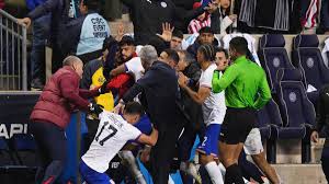 Batalla campal entre dos selecciones que jugarán el Mundial 2026: la agresión de un futbolista a dos rivales