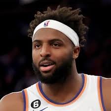 Mitchell Robinson News: Pulls down 10 rebounds in 19 mins