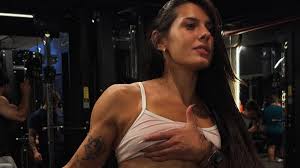 Ana Castela chama atenção ao mostrar corpo sarado no espelho