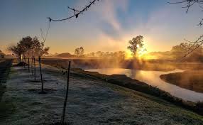 Frente fria acompanhada de chuva muda o tempo e Curitiba registra a tarde mais gelada do ano