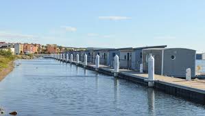 Gruissan: Insolite! Dormez sur l'Eau et Conseil Municipal Agité!