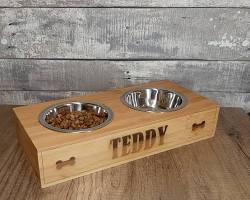 wooden pet food bowl with a stand and a name engraved on itの画像