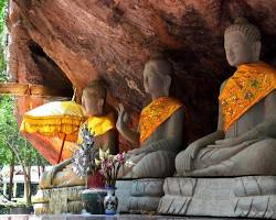 Image of Devotees praying at Preah Ang Thom Pagoda