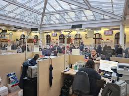 De la „E bătaie de joc!” la „Fraternizăm cu România”: Cu cât au crescut impozitele în Oradea și ce spun cei care s-au dus în prima zi de plată în „piramida” Primăriei (FOTO)