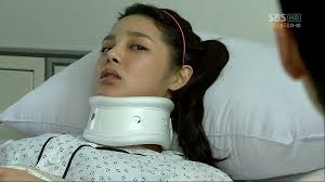 At that, Ji-won tears out of his car to chase Jin-soo, who runs away. - ch6-00146