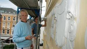 Dr. Gottfried Niedeggen lässt sein Haus regelmäßig renovieren - image