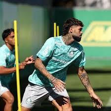 Lesão de Giay pode abrir caminho para titularidade de Barboza no Palmeiras
