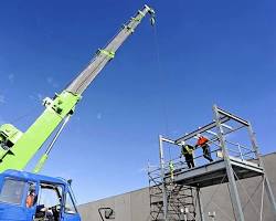 Image of intermediate rigger working on a crane