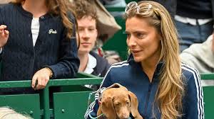 Mit Dackel und Tochter: Sophia Thomalla feiert Alexander Zverevs Sieg in Halle