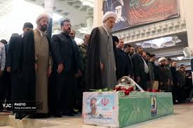 اقامه نماز بر پیکر خلبان کاظمی و تشییع پیکر مطهر شهید بر دستان مردم شیراز + فیلم و تصاویر