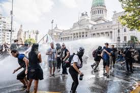Marcha de los gremios combativos terminó con represión y decenas de heridos en el Congreso