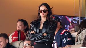 Super Bowl 2026: Eiza González conquista con un completamente negro y tenis de lujo en la gran final