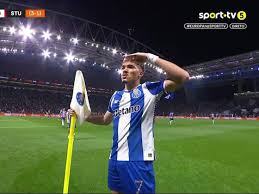 FC Porto vence o Estugarda por 1-0 ao intervalo com golo de William Gomes