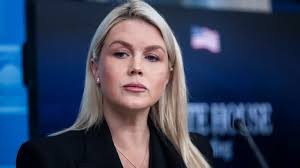 Her er vikaren: Skønhedsdronning tager over for Karoline Leavitt