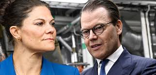 Victoria inkallad till slottet – dyker upp utan prins Daniel