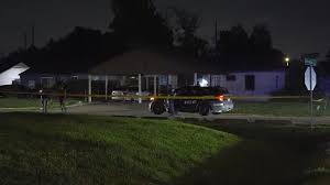 Houston police search for suspect after woman killed, 3 injured in overnight shooting on North Wayside Drive; man in critical condition