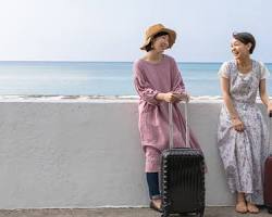 沖縄の街を歩く旅行者の服装の画像