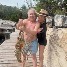 Vencedora do Oscar, atriz milionária surge agarradinha ao marido 17 anos mais velho em paraíso tropical