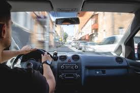 Qual a relação entre a formação de condutores e a educação para o trânsito?
