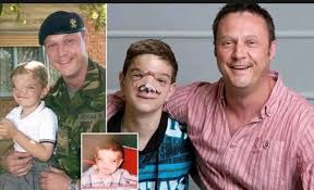 Năm 2003, một người lính Anh tên là Wayne Ingram gặp một đứa ...