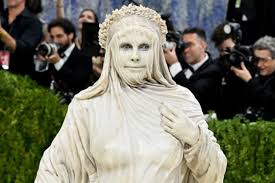 Heidi Klum Shocks at 2026 Met Gala With Custom Made ‘Living Sculpture’ Ensemble