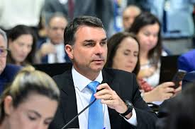 Após esconder relação com Vorcaro, Flávio Bolsonaro diz no plenário que não tem 'nada a esconder'; VÍDEO