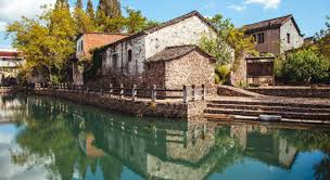 Pierre Lescure : « J’ai attendu tard pour réaliser mon rêve », appartements parisiens et en Ile-de-France, maison à L’Isle-sur-la-Sorgue... ses plus beaux refuges à l’abri des regards